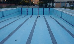 Pintura de piscina en mal estado